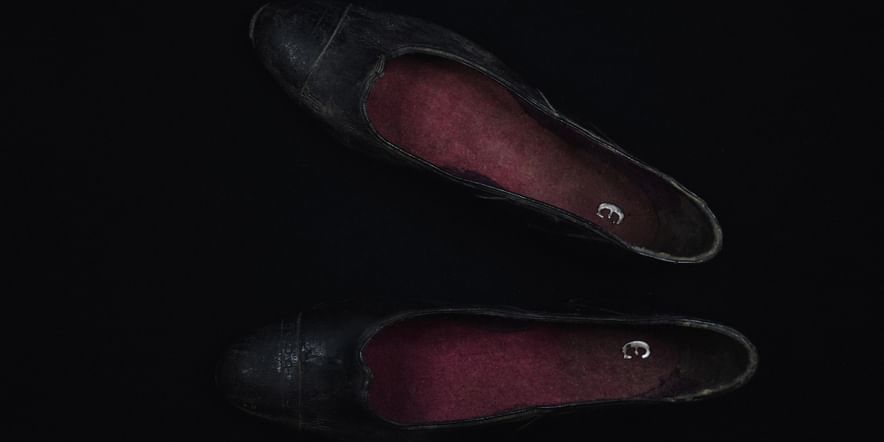 Основное изображение для события Лекция «Как петербуржцы ненастью противостояли: повседневная одежда и обувь для защиты от агрессивных циклонов в конце XIX-начале ХХ вв»