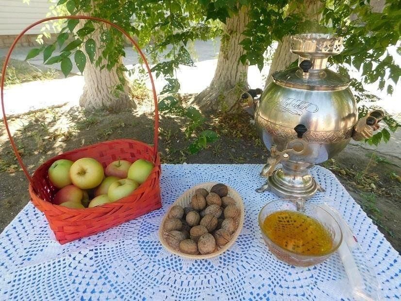 Какие есть 3 спаса. Три Спаса. Три Спаса в августе: медовый, яблочный, Ореховый. Три Спаса картинки. Заголовок три Спаса.