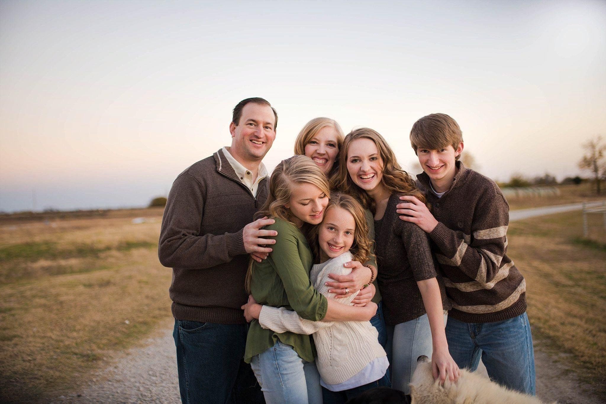 Распорядиться семейный. Семейное фото. Современная семья. Фотосессия семьи. Семья с четырьмя детьми.