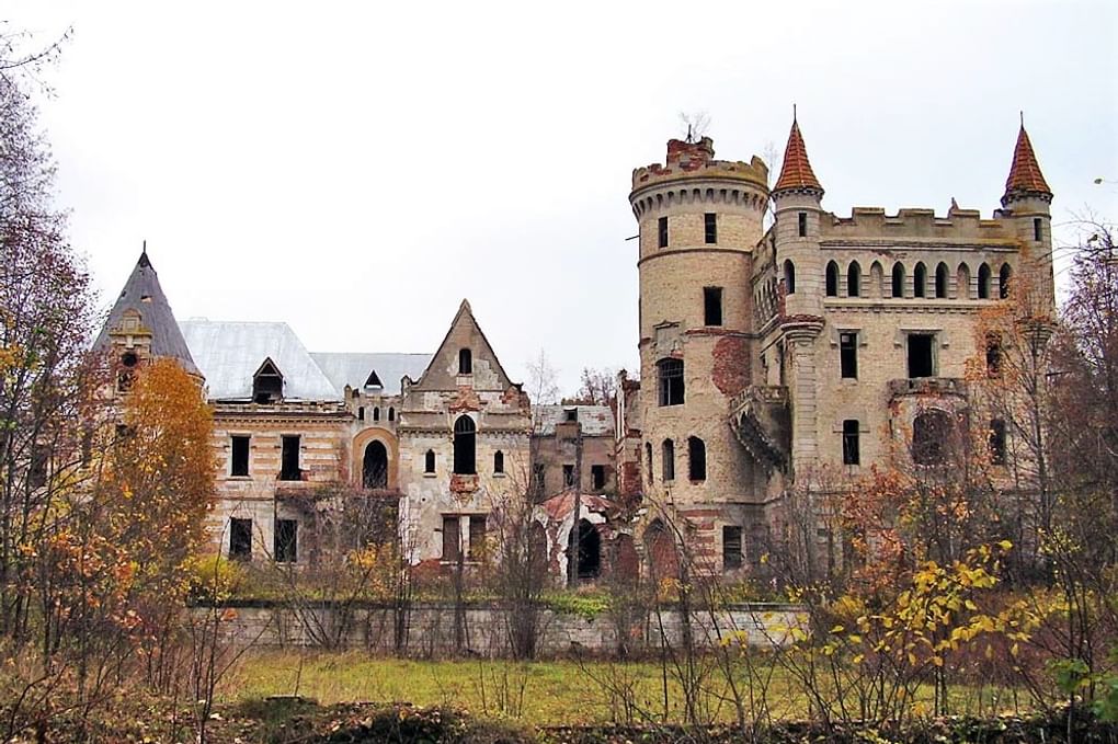 Усадьба Храповицкого в Муромцево, Владимирская область. Фотография: Nordprod / <a href="https://ru.wikivoyage.org/wiki/%D0%A4%D0%B0%D0%B9%D0%BB:Gothic_castle_in_Muromtsevo.jpg" target="_blank" rel="noopener">commons.wikimedia</a> / public domain