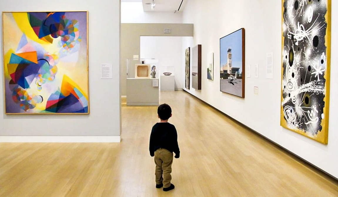 Ребенок в музее картинки