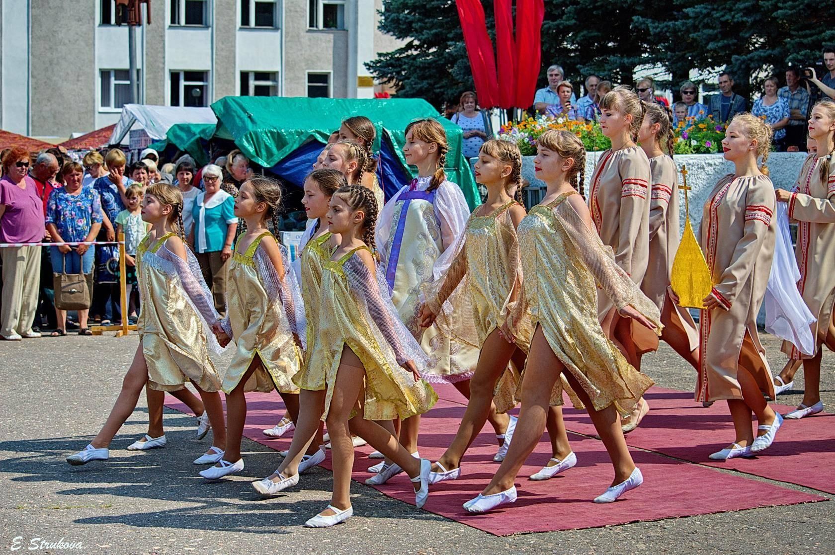 Признание велижа вк. Праздник в городе. День города Велиж. Велиж население. Девушки праздник города.