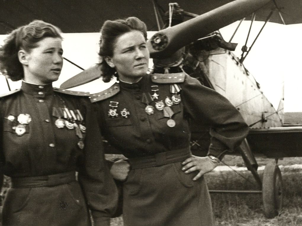 Иван Шагин. Герои Советского Союза летчицы Мария Смирнова и Надежда Попова. 1944 год. Borodulin Collection