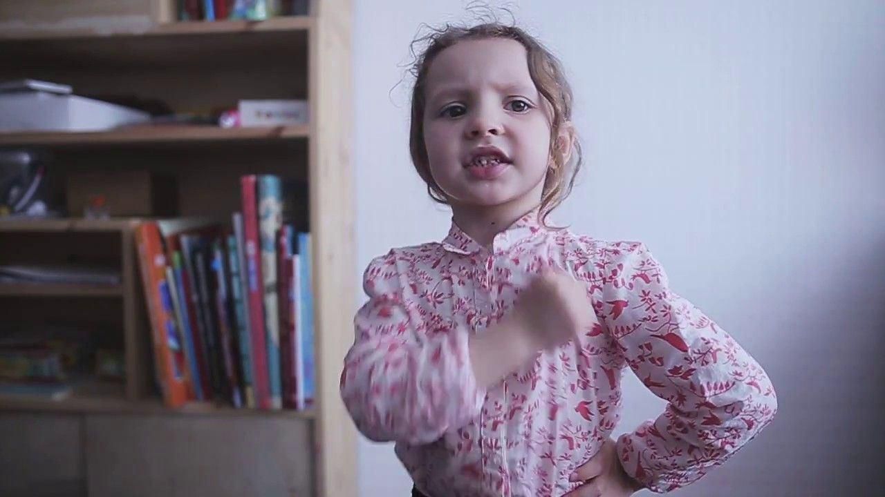Читает стихи на ютубе. Девочка рассказывает. Ребенок рассказывает стих. Дети читают стихи. Девочка рассказывает стих.
