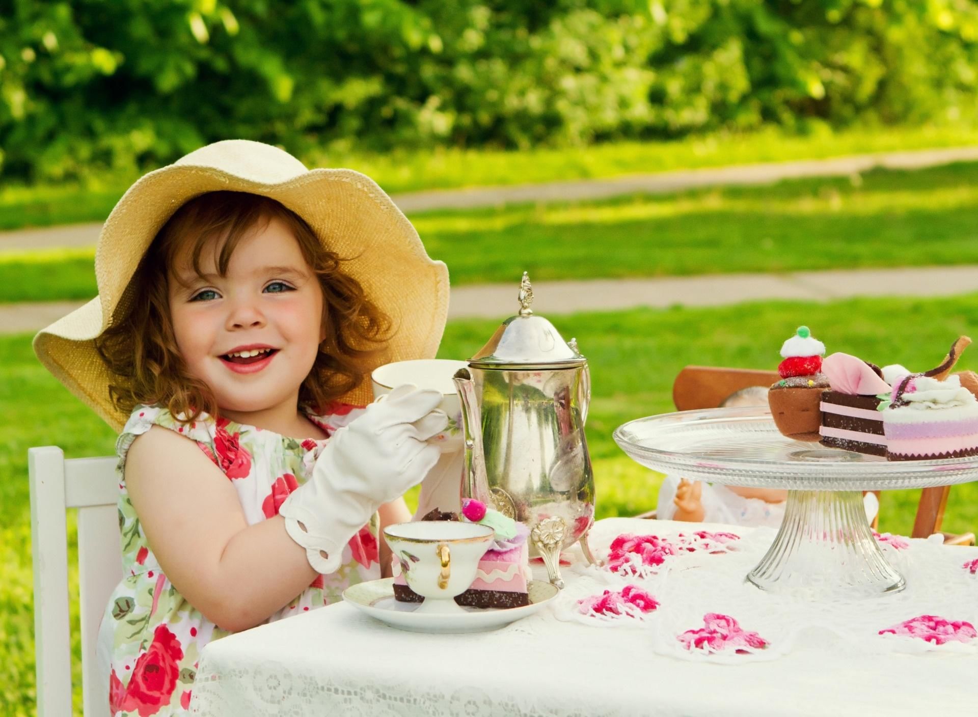 Чаепитие с одноклассниками. Чаепитие для детей. Летнее чаепитие в саду. Девочка пьет чай. Чаепитие девочки.