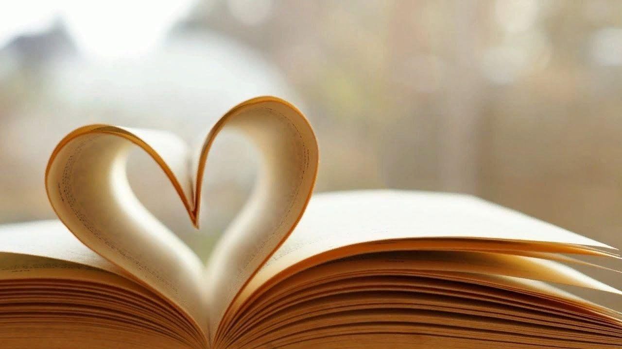 Книга сердце. Книга о любви. Книга с сердечком. Сердце из страниц книги