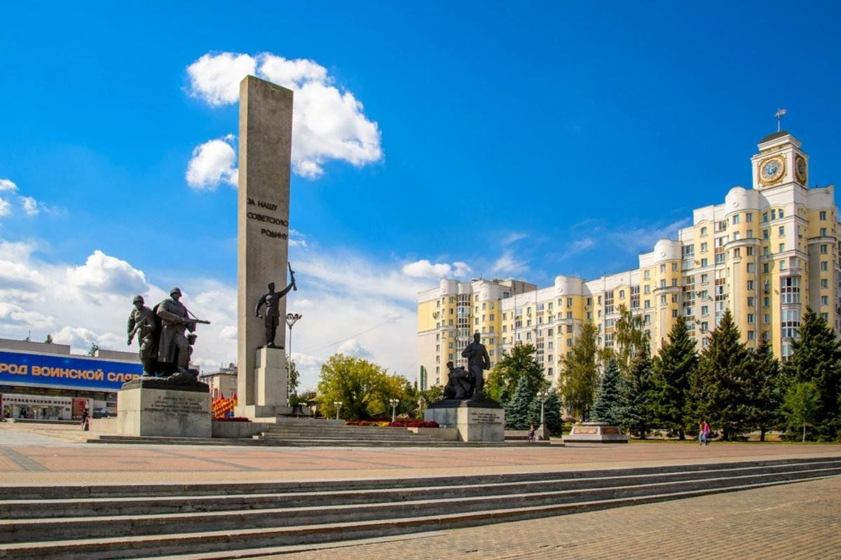 Памятник освободителям брянска брянск. Площадь Партизан Брянск. Монумент на площади Партизан в Брянске. Памятник освободителям Брянска. Памятник воинам освободителям Брянск.