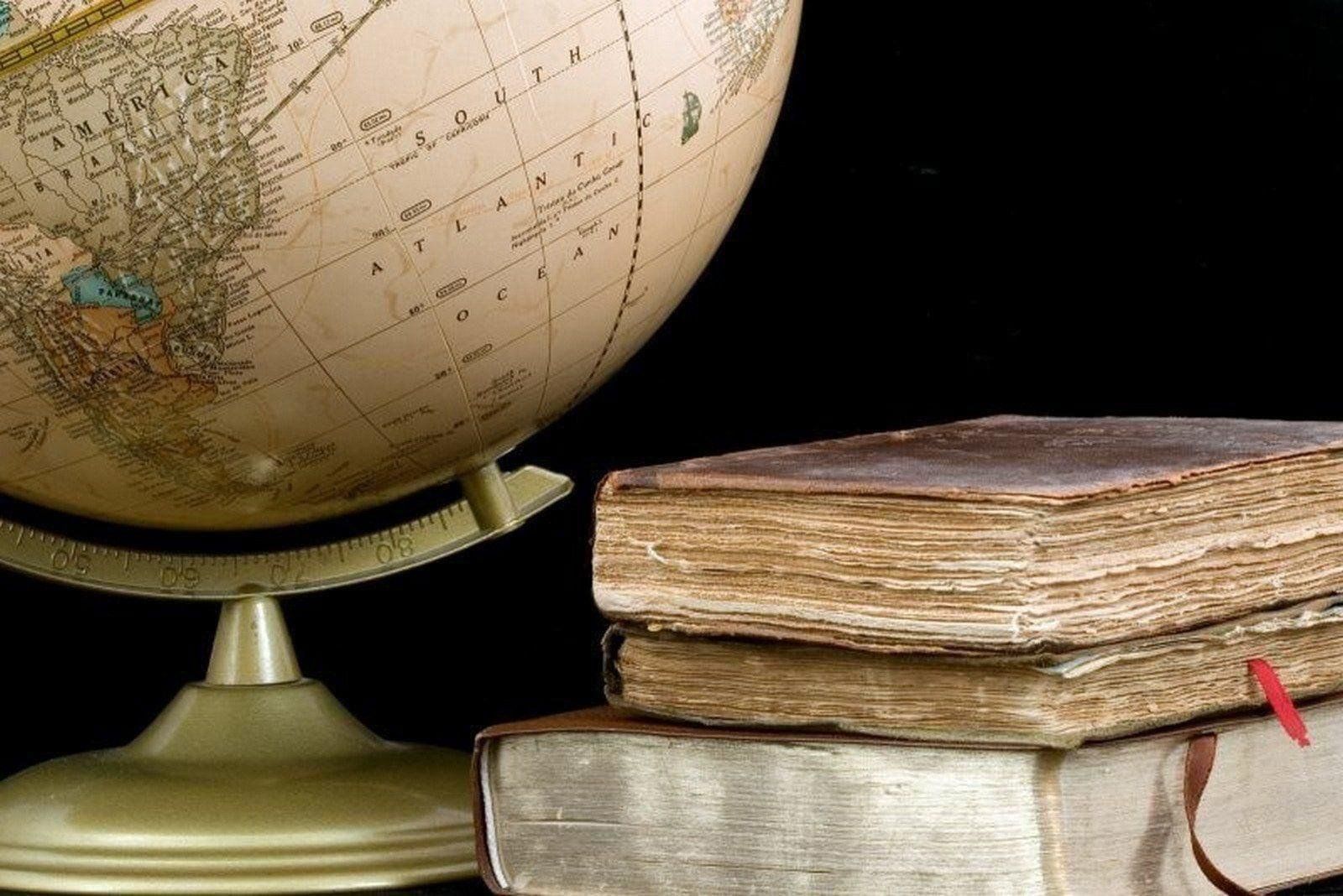 Первый учебник по географии. Исторические науки. География. Глобус и книги. География книга.