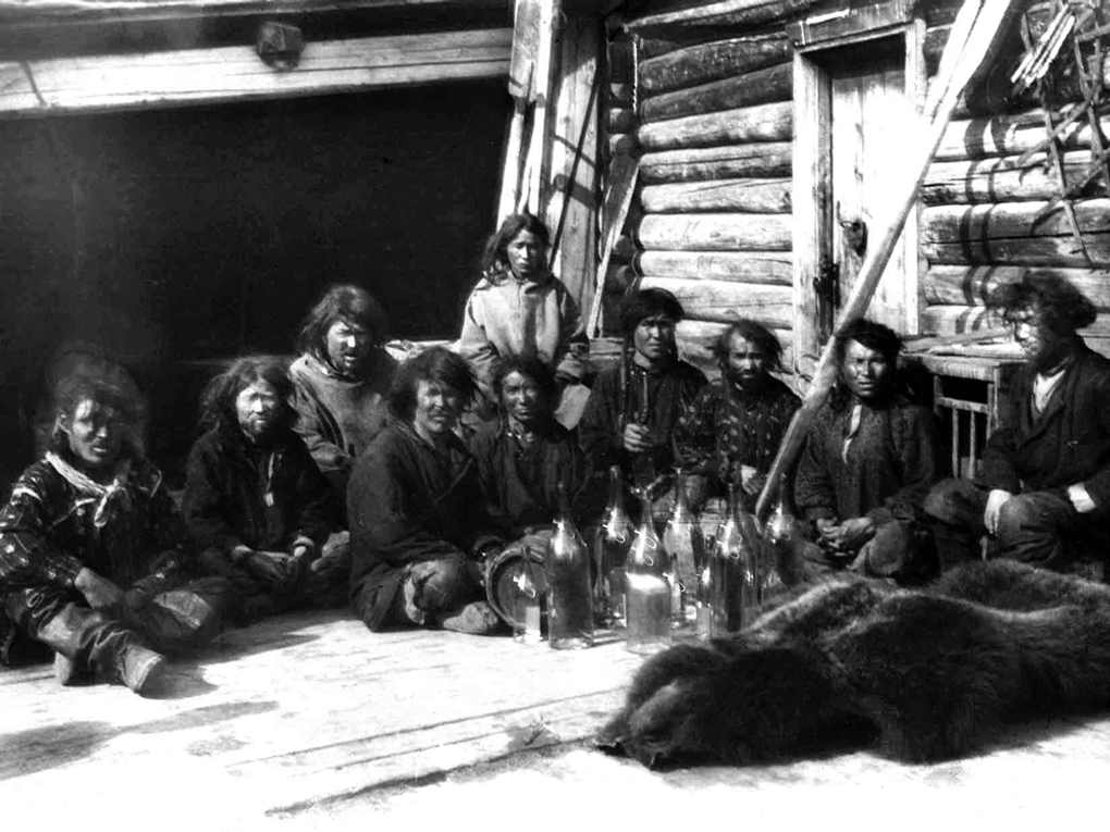 Ханты во дворе торговца в селе Самарово. Изображение предоставлено Музеем природы и человека, Ханты-Мансийск