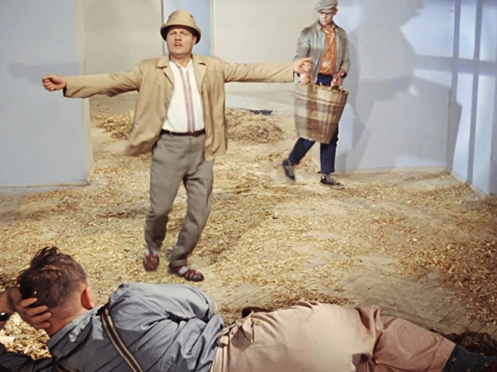 Кадр из художественного фильма Леонида Гайдая «Операция «Ы» (1965)