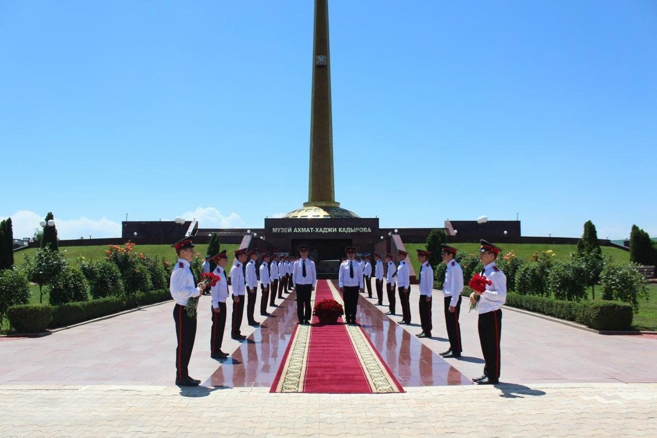 Мемориальный комплекс славы им а Кадырова Грозный. Мемориальный комплекс славы имени Ахмата Кадырова. Мемориал славы Ингушетия. Мемориал славы на Кавказе.