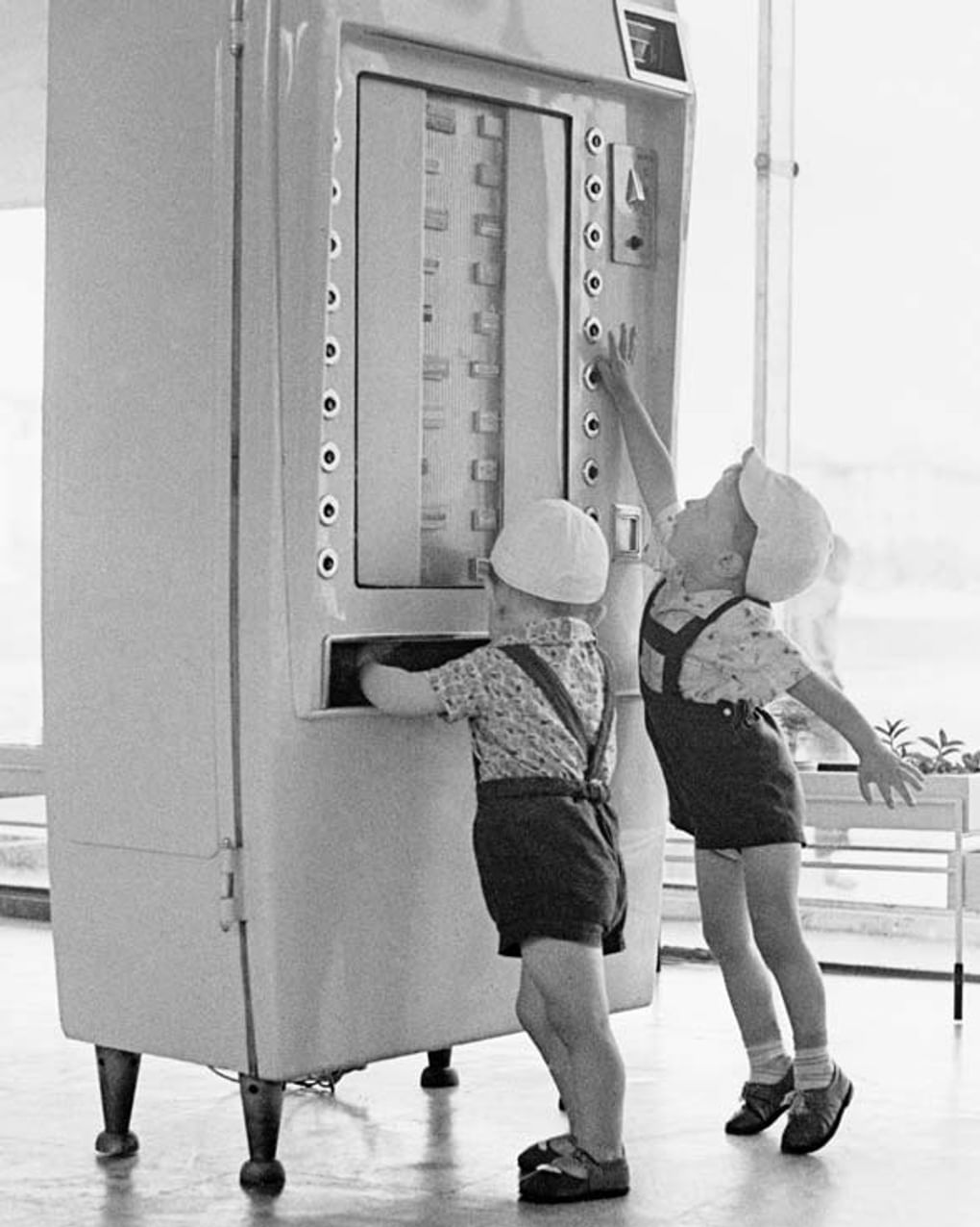 Владимир Лагранж. Интерес. Забава. Новая техника (фрагмент). 1961. Фотография: монография «Владимир Лагранж 1960 – 1990»