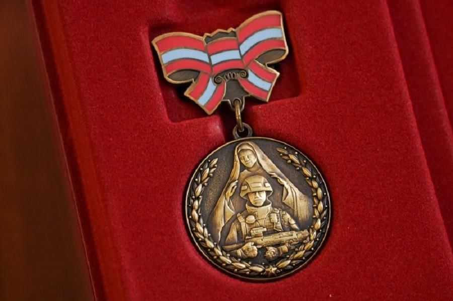 Медаль мать защитника отечества. Медаль матери защитника Отечества Иркутская область. Медаль мать солдата. Медаль матери военнослужащего.