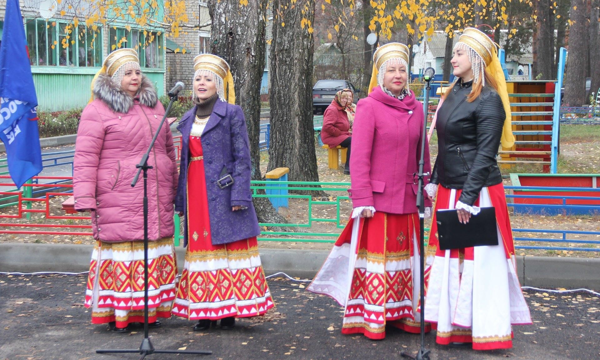 В суражском районе в день. Традиции на Покров. Мероприятия на Покров. Покров гуляния на Руси. Покров обычаи и традиции.