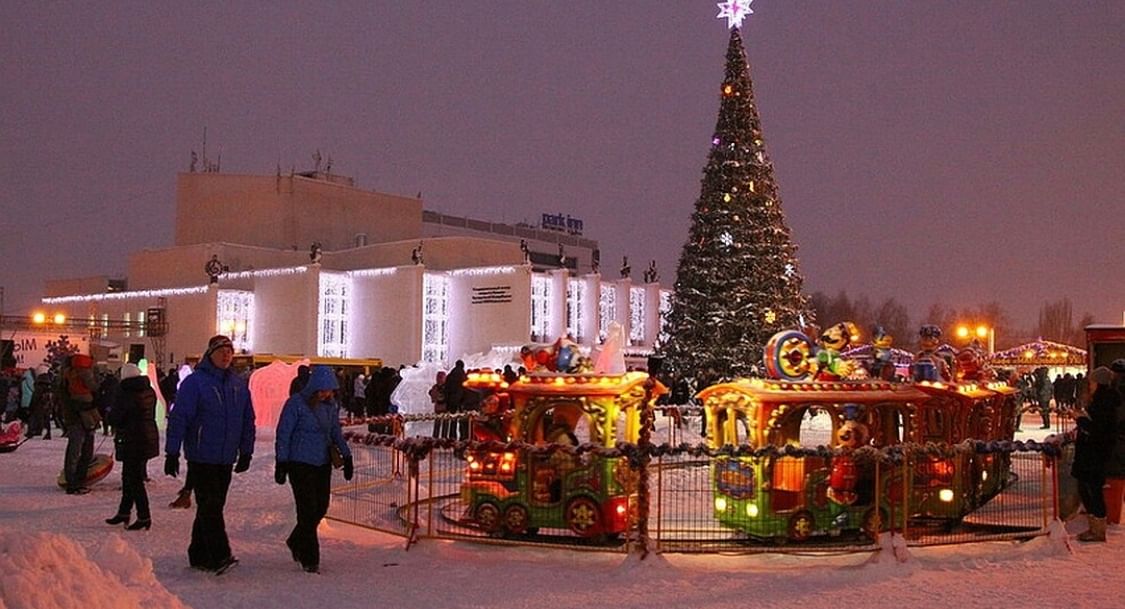 Новый год в ижевске. Елка на центральной площади Ижевск 2019. Елка на центральной площади Ижевск. Ледовый городок Центральная елка Ижевск. Новогодняя Центральная площадь Ижевск.