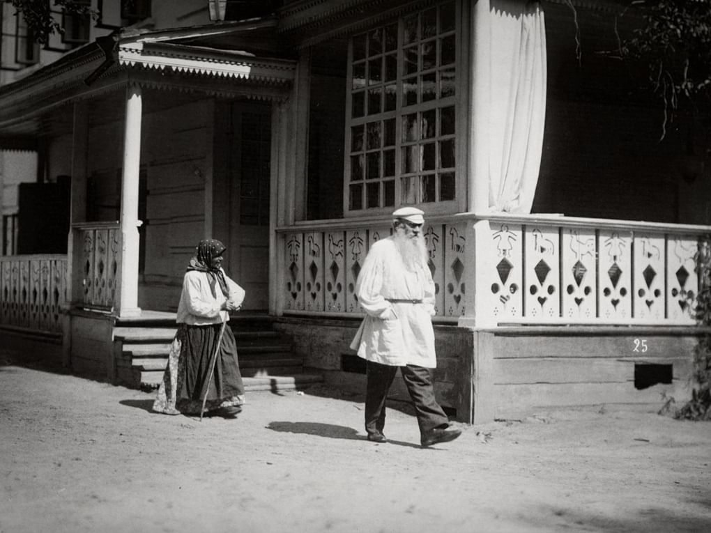 Карл Булла. Лев Толстой и крестьянка-просительница. 1908. Ясная Поляна, Тульская область. Государственный музей Л.Н. Толстого, Москва