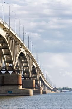 В каком году построили саратовский мост