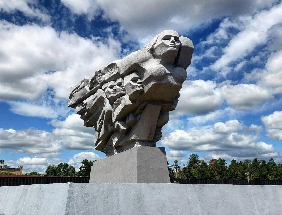 Памятники в челнах. Монумент Родина мать Набережные Челны. Мемориал Родина мать Набережные Челны. Памятник Родина мать в Набережных Челнах. Памятник Ролина мать Челны.