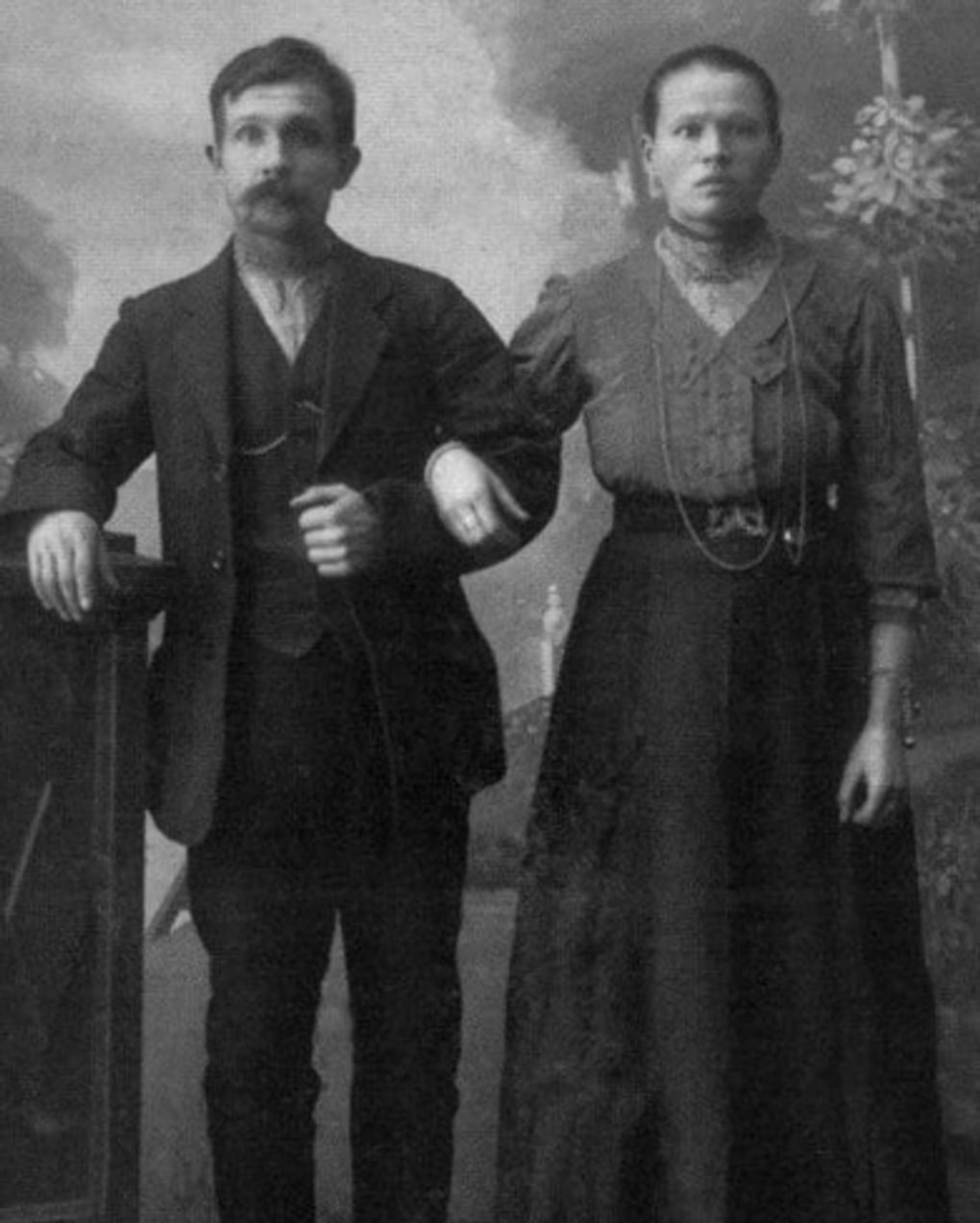 Родители Александра Зиновьева — Александр и Аполлинария Зиновьевы. Чухлома, Костромская область. Середина 1910-х. Иллюстрация из книги Павла Фокина «Александр Зиновьев. Прометей отвергнутый» из серии «Жизнь замечательных людей». Москва: Издательство «Молодая гвардия», 2016