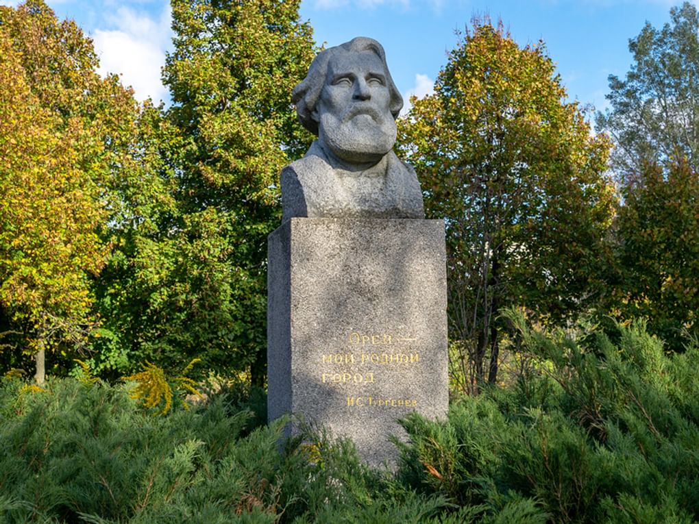 Памятник-бюст писателю И.С. Тургеневу в ландшафтном парке «Дворянское гнездо». Орел. Фотография: Владимир Макеев / фотобанк «Лори»