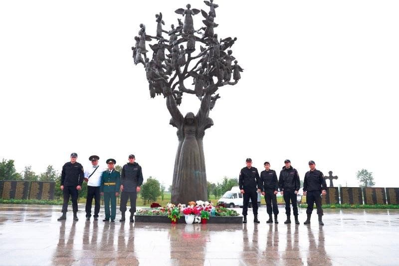 Памятник беслану в санкт петербурге. Памятник жертвам Беслана в Беслане. Памятник жертвам школы Беслана. Жертвам Беслана Владикавказе памятник жертвам.