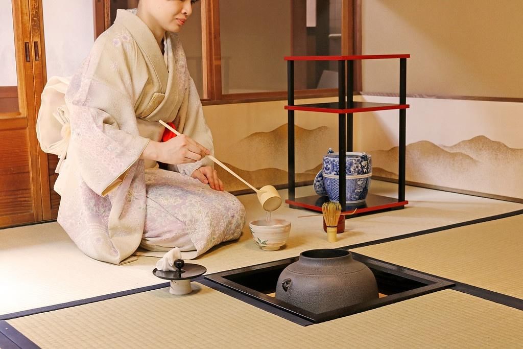Мастер чайных церемоний. Сунская чайная церемония. Чайная церемония в Киото. Чайная церемония в Японии. Церемония чаепития в Японии.