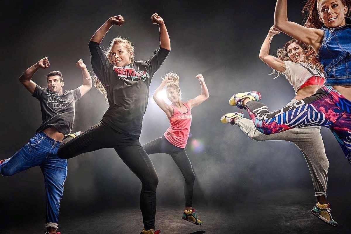 Funked up танец. Les Mills зумба. Sh Bam les Mills. Современные танцы. Движения для танца.