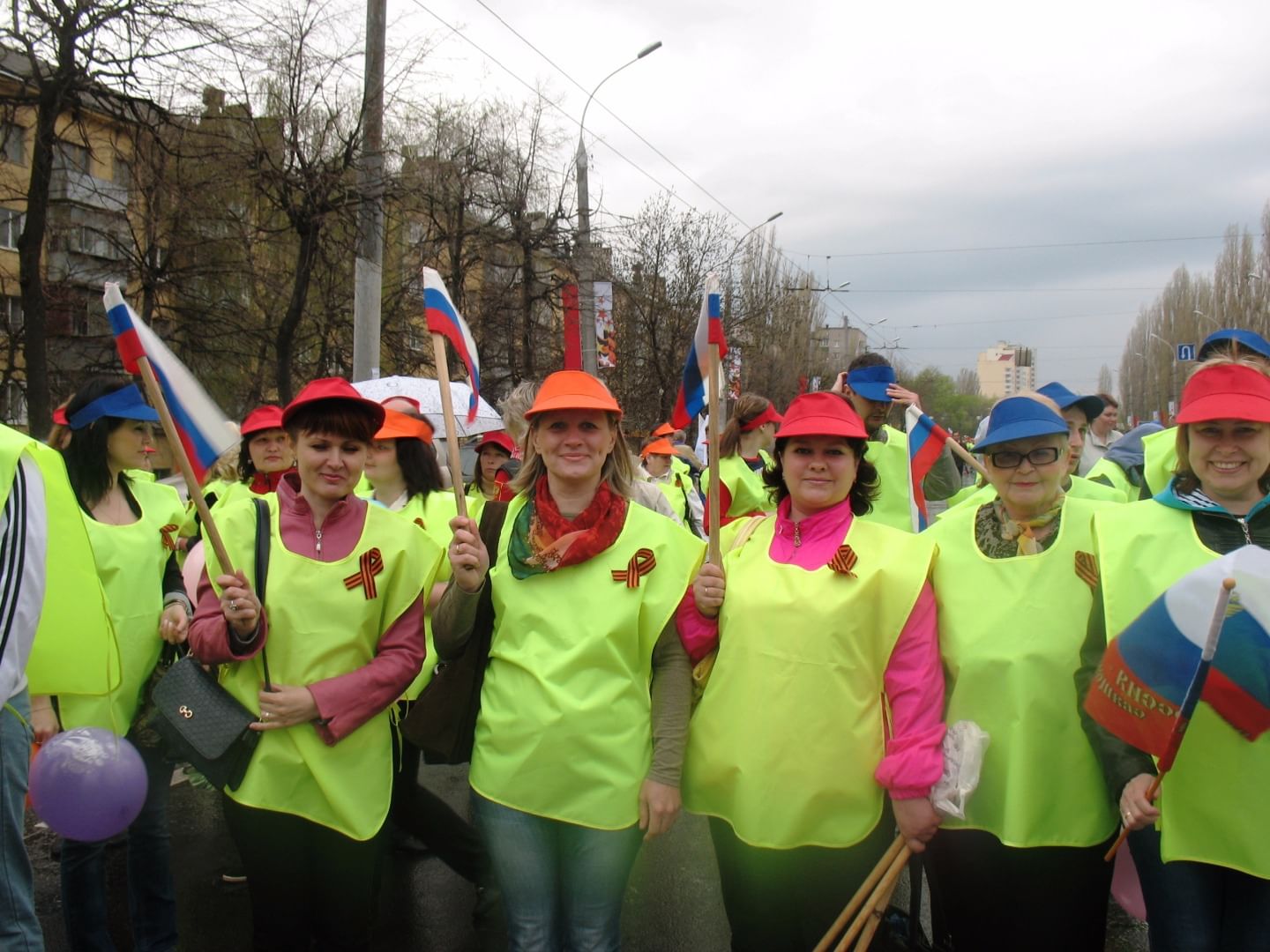 Первомайское шествие. Шествие коллективов. 1 мая шествие трудовых коллективов. Шествие коллективов. Парад на 1 мая кызыл.