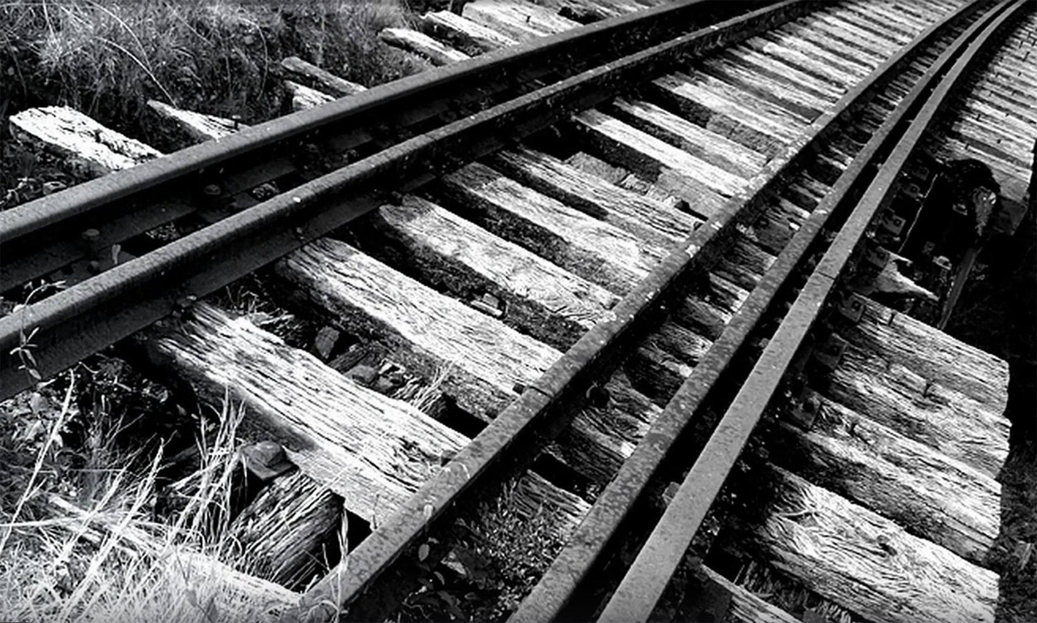 Died rails. Рельсы старинные. Рельсы железнодорожные. Накатанные рельсы. Рельсы шпалы.