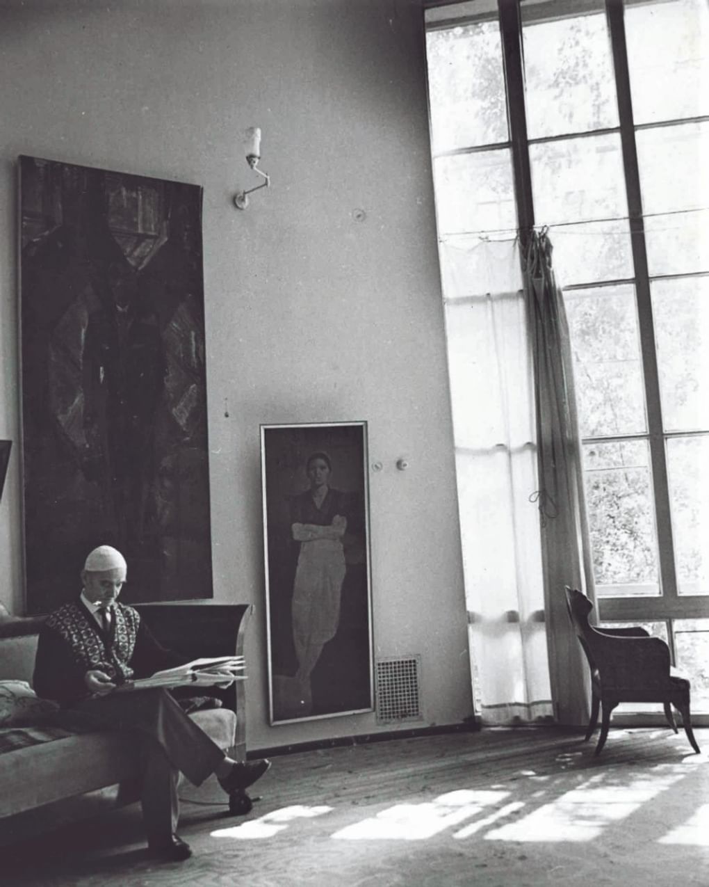 Константин Мельников в гостиной своего дома. 1960-е. Фотография предоставлена организаторами