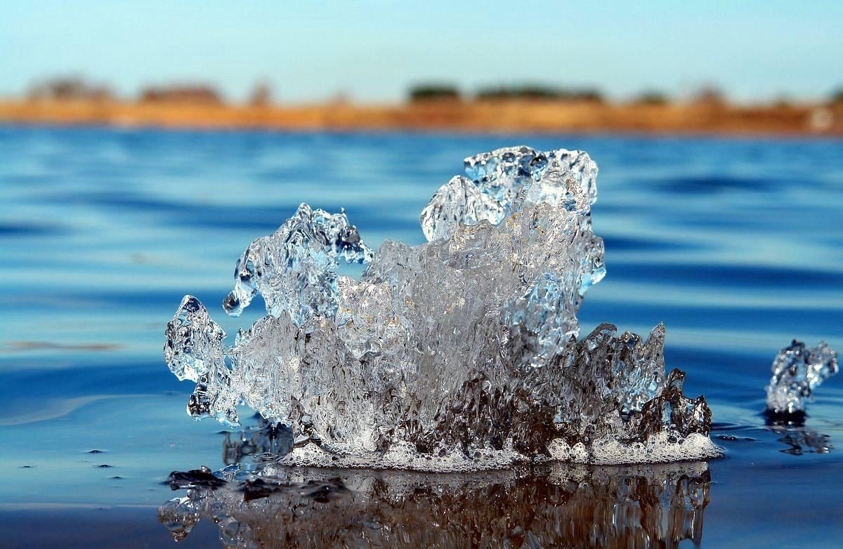 Фото дня вода. Красивые льдинки. Льдинки на реке. Лед льдинки. Тающая Льдинка.