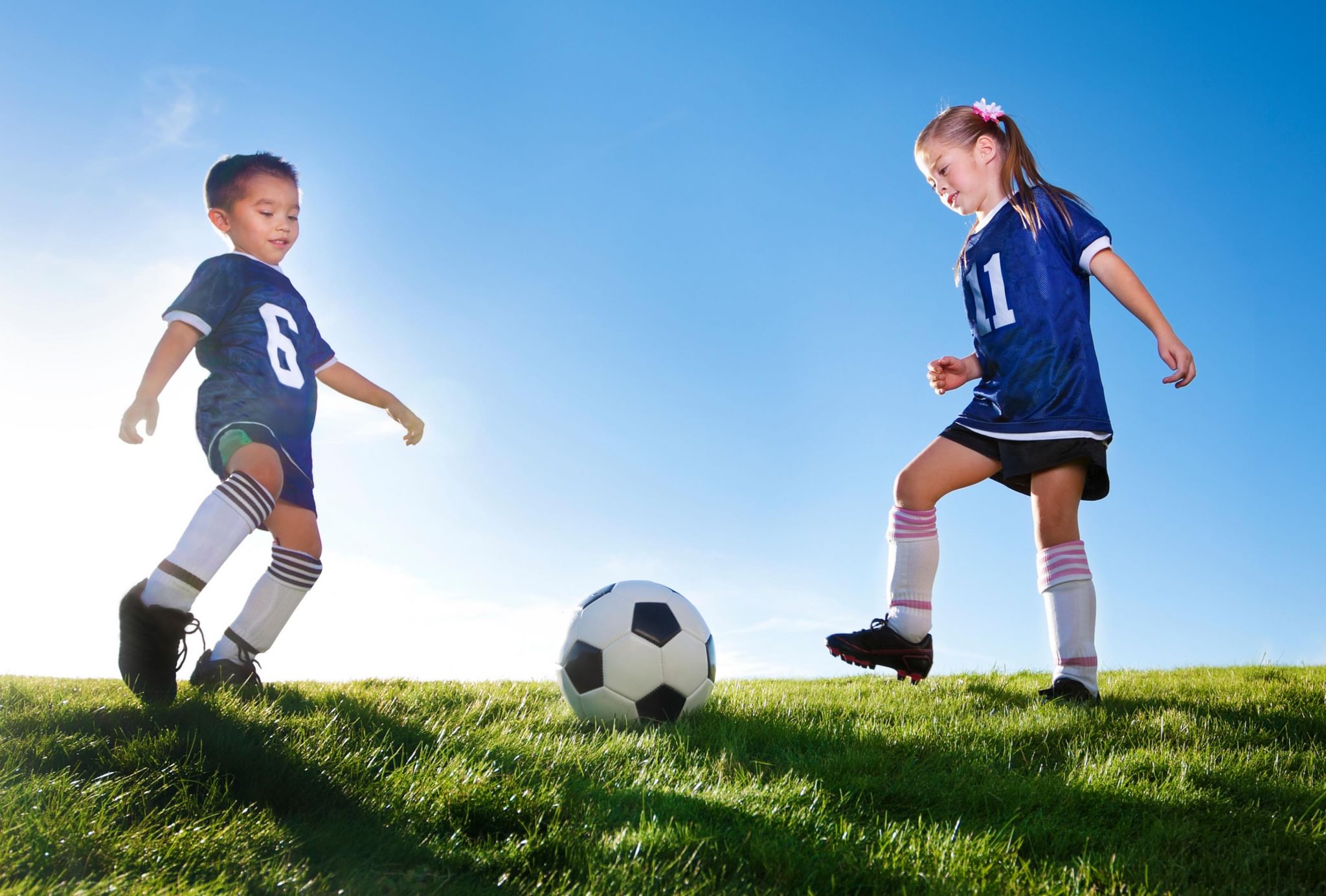 I play football better and better. Футбол дети. Мальчик с футбольным мячом. Дети играющие в футбол. Дети футболисты.