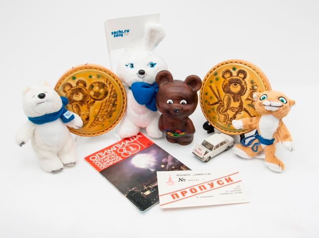 Выставка россия спорт. Медведь Россия экспозиция в коробке для школы.