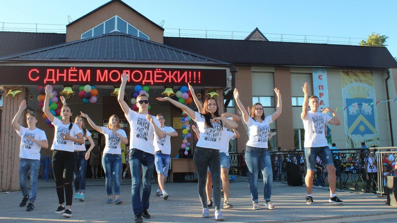 Погода абатск на 3 дня. Дом культуры село Абатское. ДК В селе Абатское. Молодежь села.