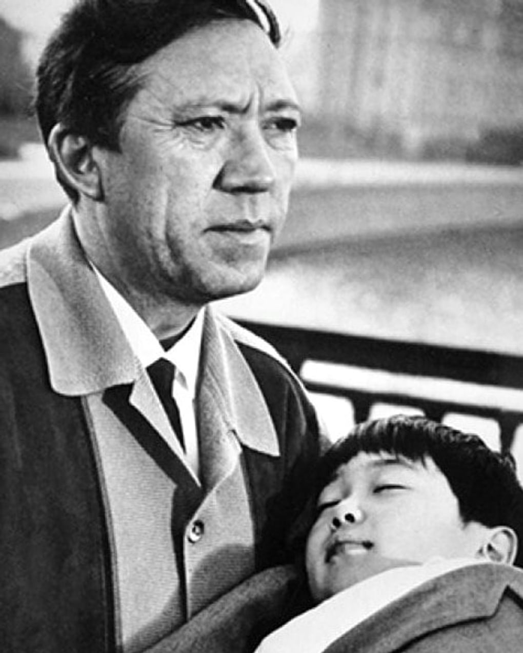 Юрий Никулин в роли-камео в художественном фильме Эдуарда Бочарова и Тэйносукэ Кинугасы «Маленький беглец» (1966)