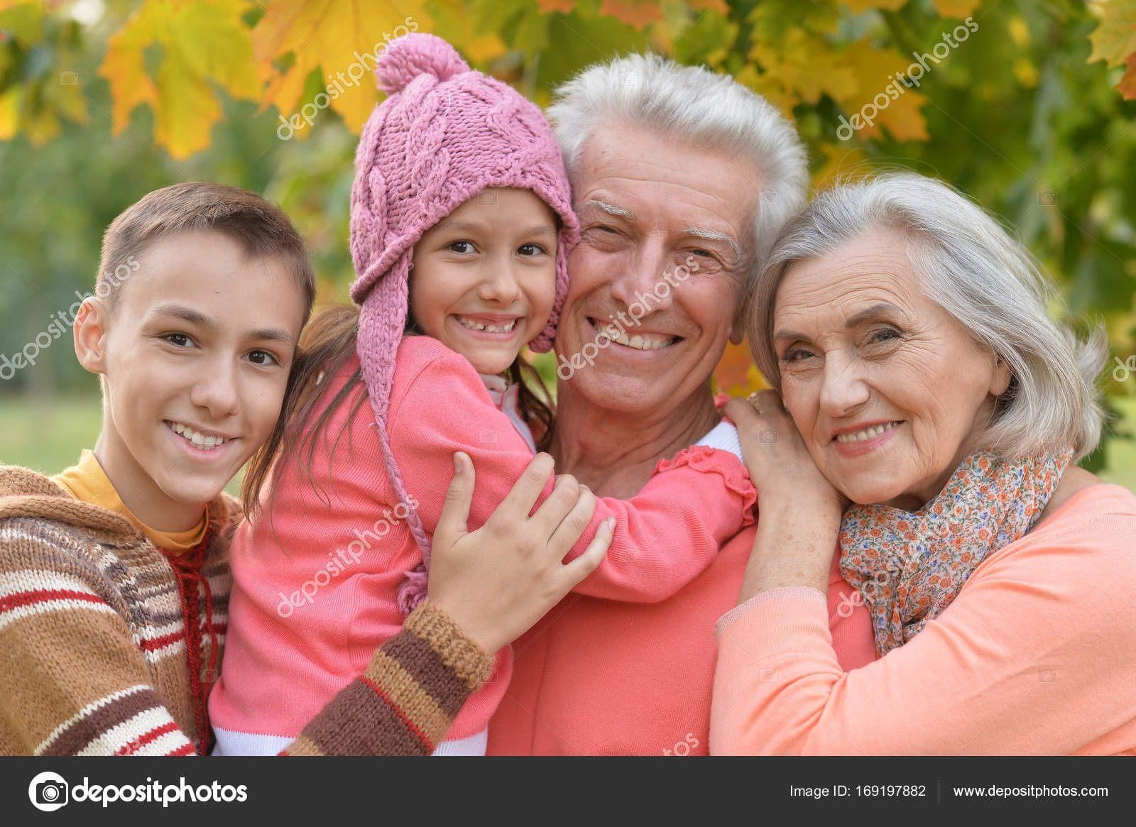 Бабушка и дедушка вместе с внуками