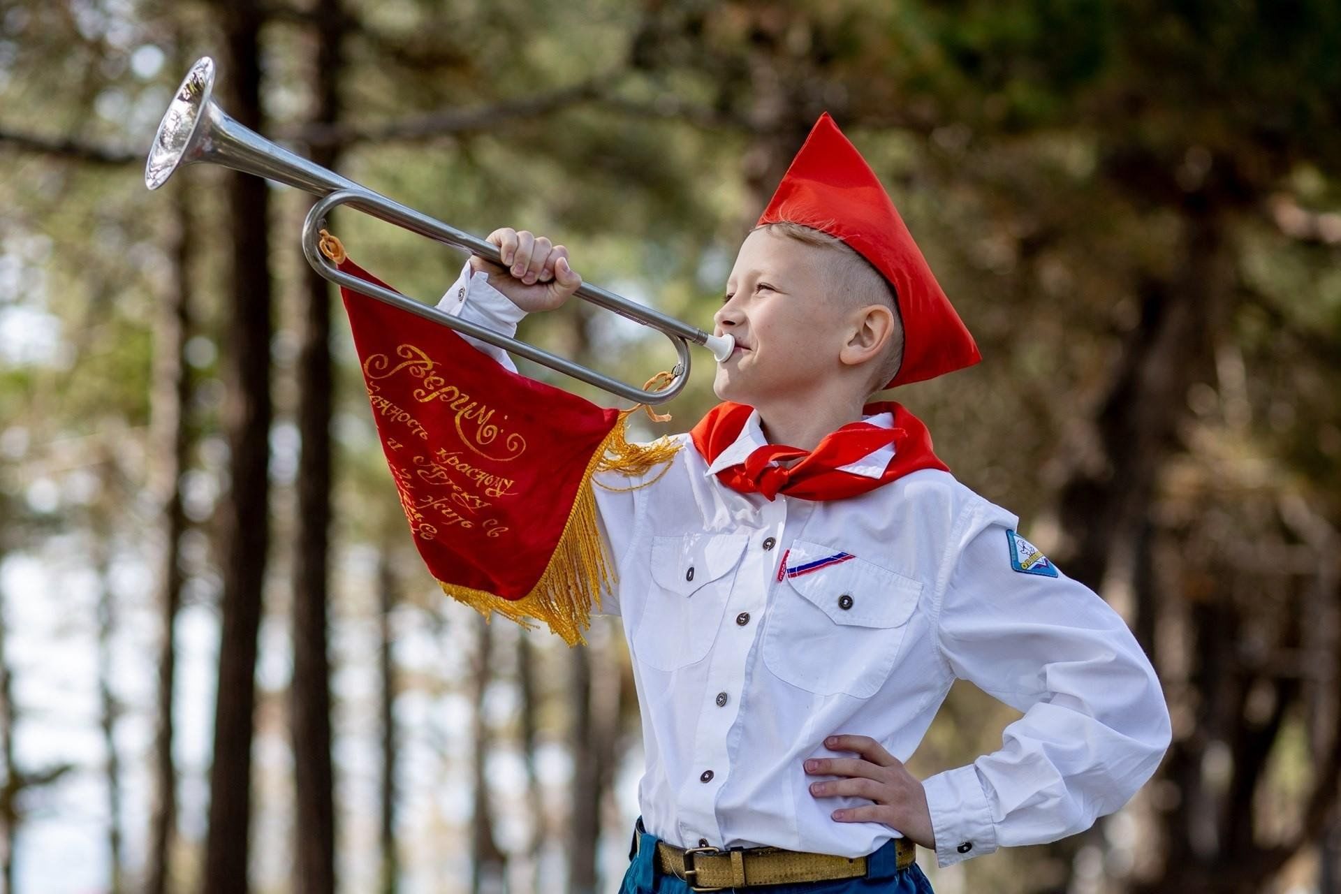 Фото с днем пионерии