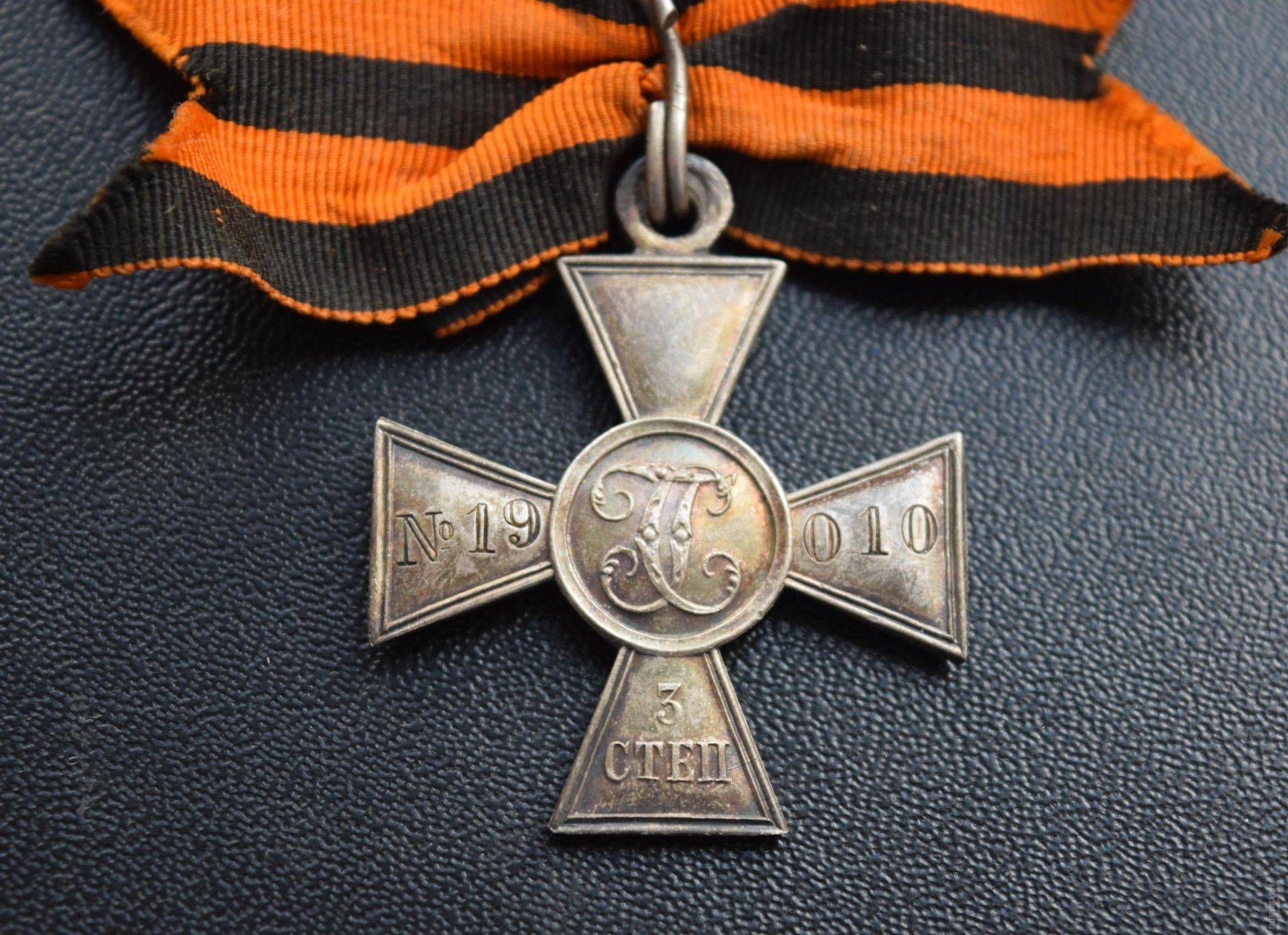 Награждение крестом. Солдатский Георгиевский крест 1812. Офицерский Георгиевский крест 1915.