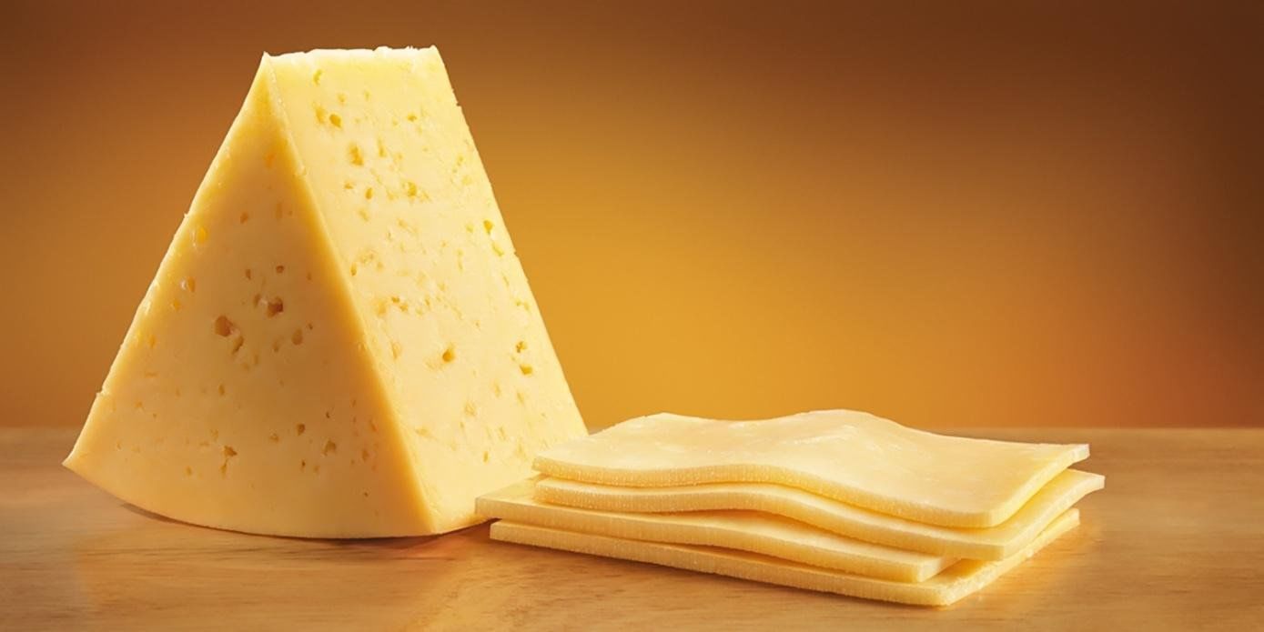 A piece of cheese. Сыр. Сыр твердый. Красивый сыр. Ломтик сыра.