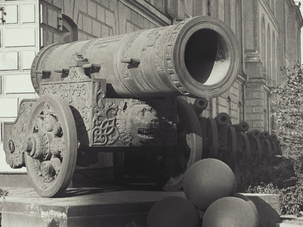 Царь-пушка в Московском Кремле. Москва, 1949 год. Фотография: ТАСС