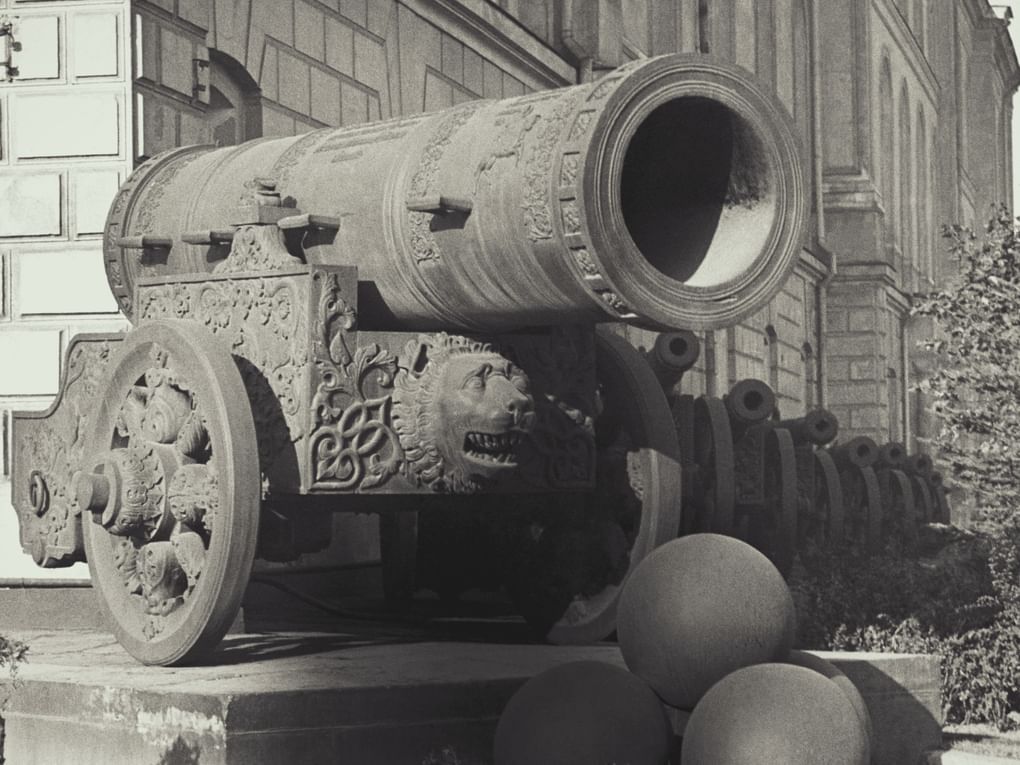 Царь-пушка в Московском Кремле. Москва, 1949 год. Фотография: ТАСС