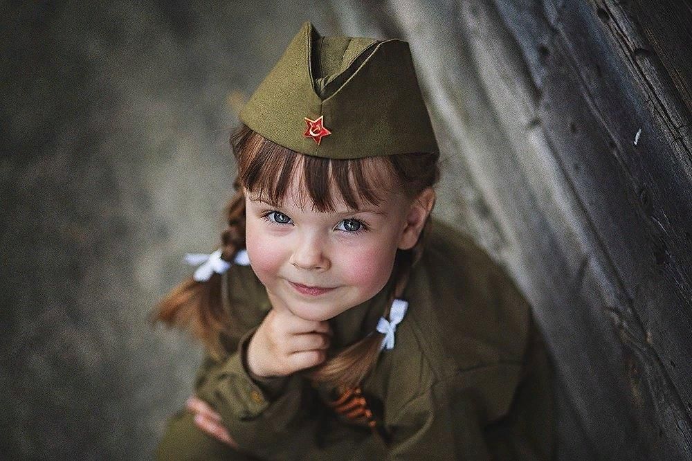 Маленькие дети 9 мая. Дети в военной форме. Девочка в военной форме. Детская фотосессия в военной форме. Маленькие детки в военной форме.