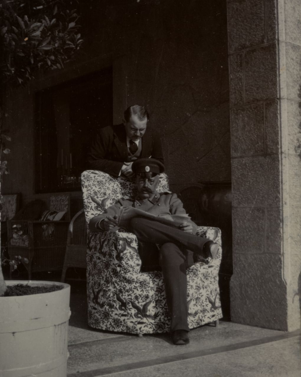Великий князь Георгий Михайлович на террасе дворца Харакс. 1914 год. Фотография: Государственный музей-заповедник «Петергоф», Санкт-Петербург