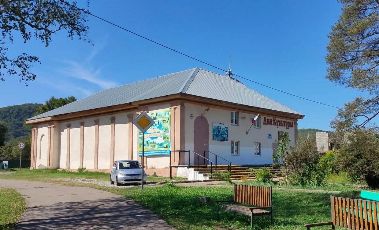 Погода поселок октябрьский туапсинского. Поселок Октябрьский Туапсинский район. Дворец культуры Октябрьский район. Поселок Октябрьский дом культуры. ДК Комсомольский.