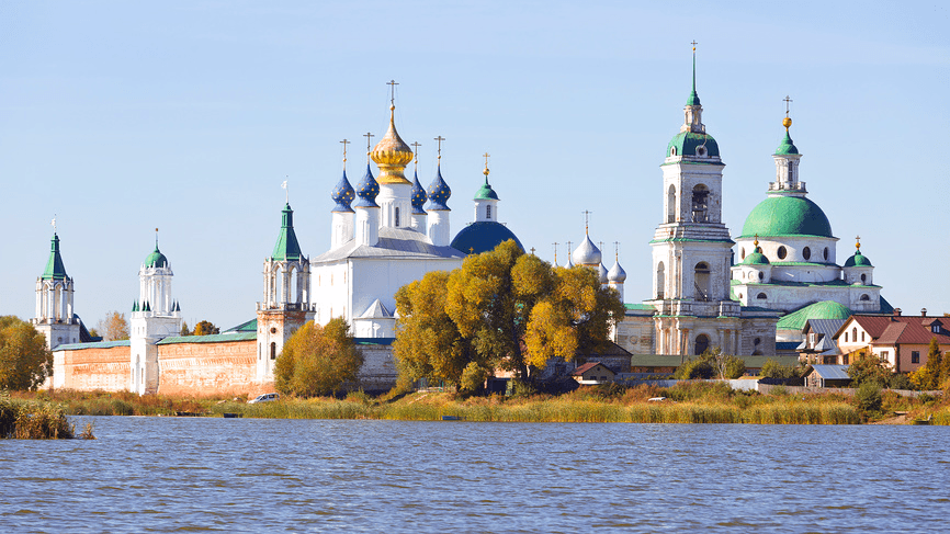 Кремль Ростова Великого Ярославской области. Слева церковь Воскресения Христова,