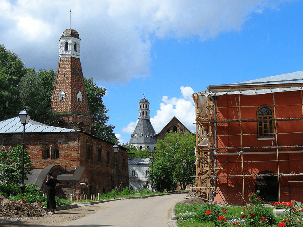 «Кузнечная» башня и башня «Дуло» Симоновского монастыря, Москва. Фотография: lana1501 / фотобанк «Лори»
