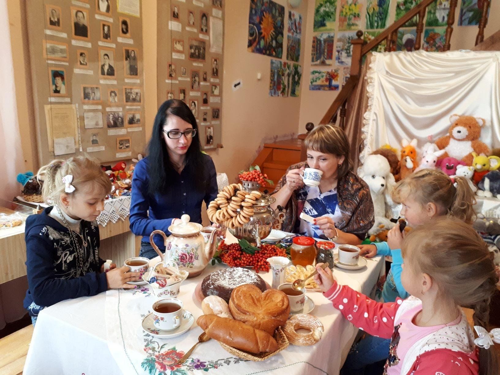 Чаепитие в семье. Краеведческий музей Башмаково. Чаепитие для детей. Семейное чаепитие. Посиделки для детей.