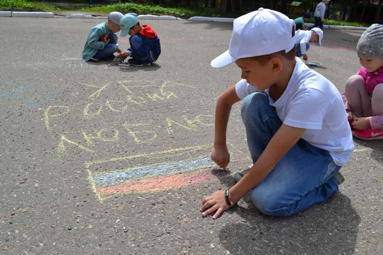 Рисунки на асфальте 12 июня