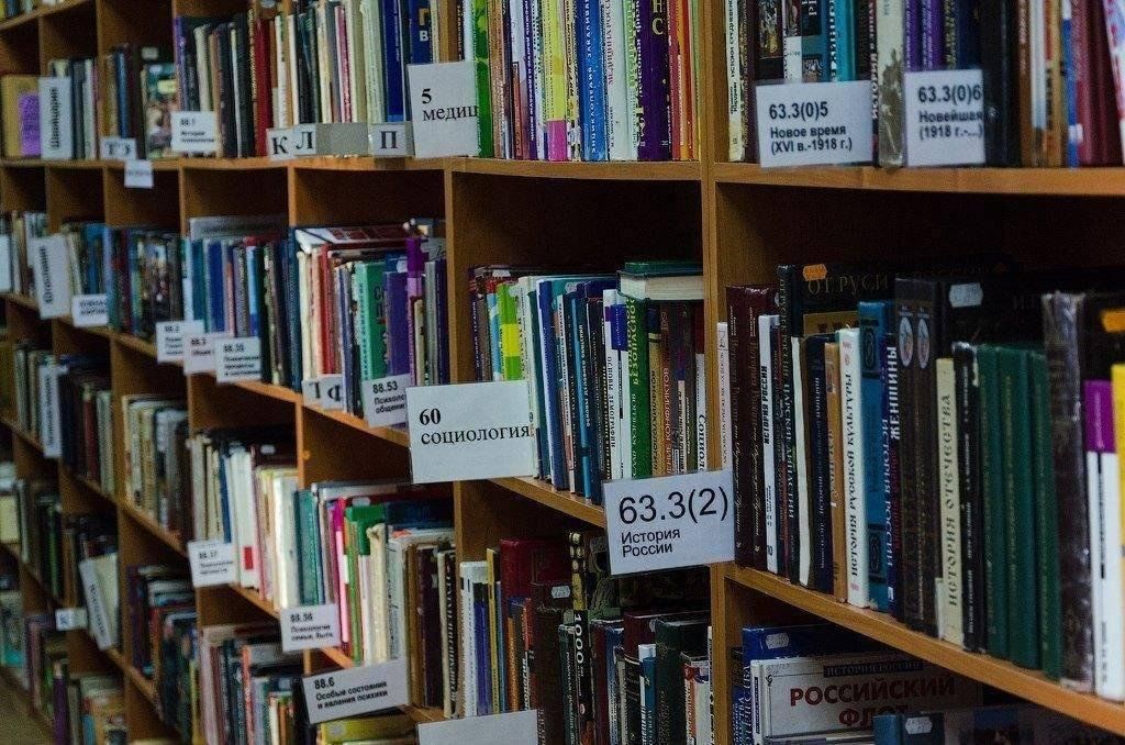 размещение книг в библиотеках. в библиотеке книги расставили. расстановка книг в библиотеке. полочные разделители в библиотеке. расстановка книг в библиотеке.