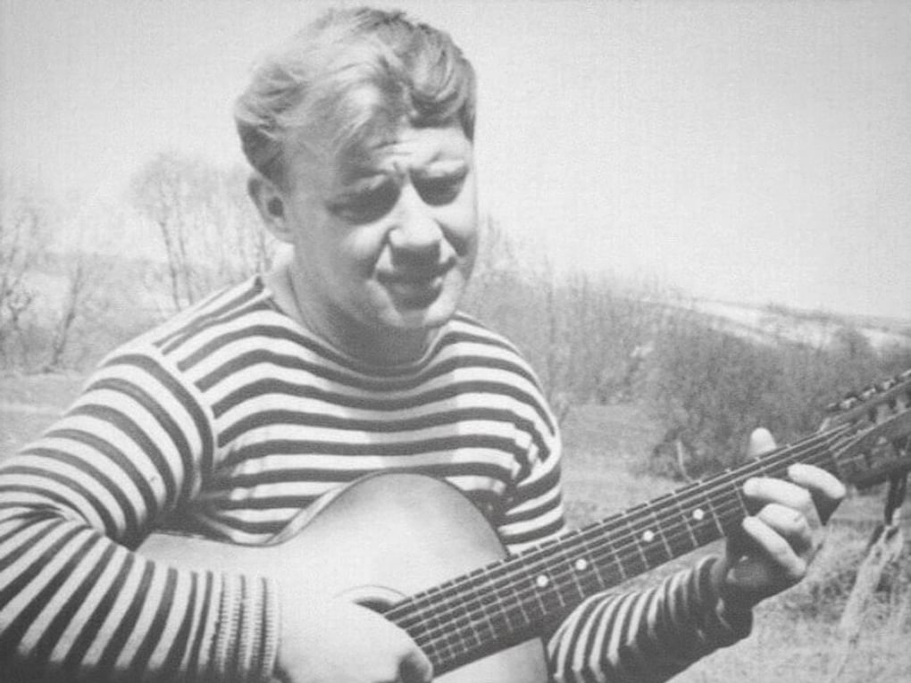 Юрий Визбор в туристском походе. 1963. Иллюстрация из книги Юрия Визбора «Стихотворения и песни. Сочинения в двух томах». Москва: Издательство «Локид», 1999
